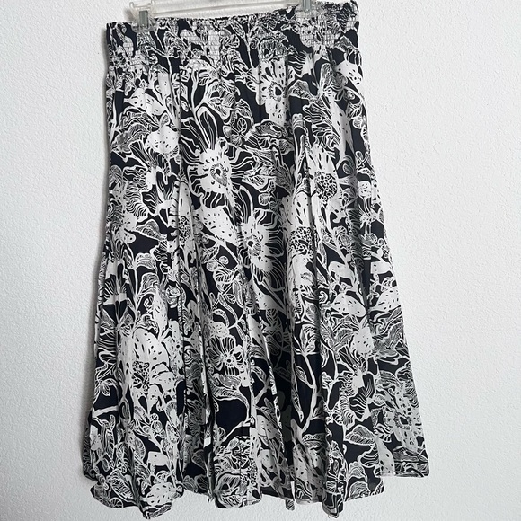 Focus Lifestyle Dresses & Skirts - Focus Lifestyle Black & White Floral Print Cotton Lined Circle Full Skirt 16